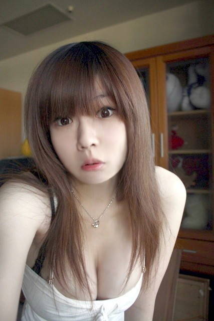 Ngintip cewek manis yang sedang selfie memperlihatkan toket yang besar dan kenyal